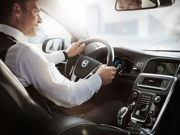Med nya Volvo V60 Plug-in Hybrid får du tillgång till smarta mobila applikationer för olika funktioner i bilen